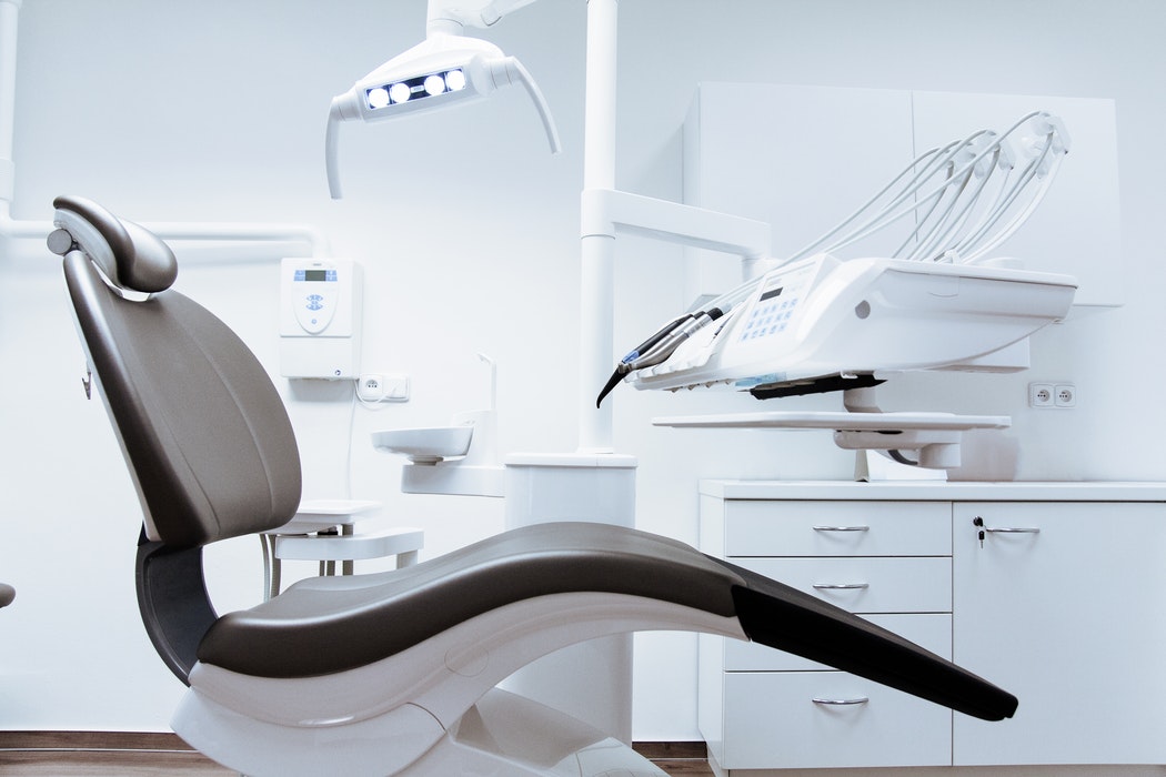 Evaluación integral + blanqueamiento dental led + limpieza + fluoración